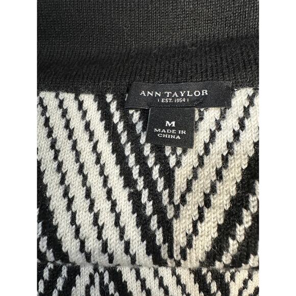 Ann Taylor Black White Chevron Knit Skirt Medium Herringbone Preppy‎ Minimalist - Picture 6 of 6